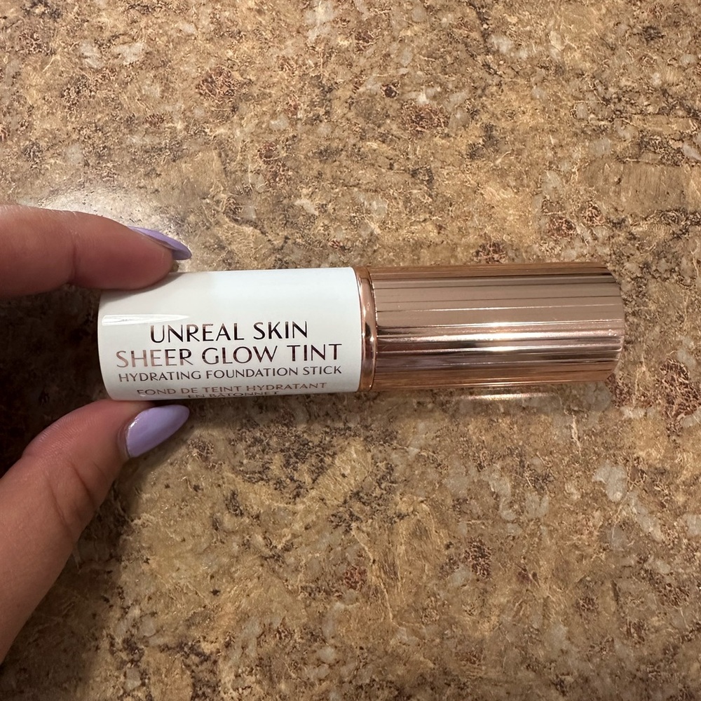 Charlotte Tilbury Gold Foundation Luminous Finish Color: 7 Medium